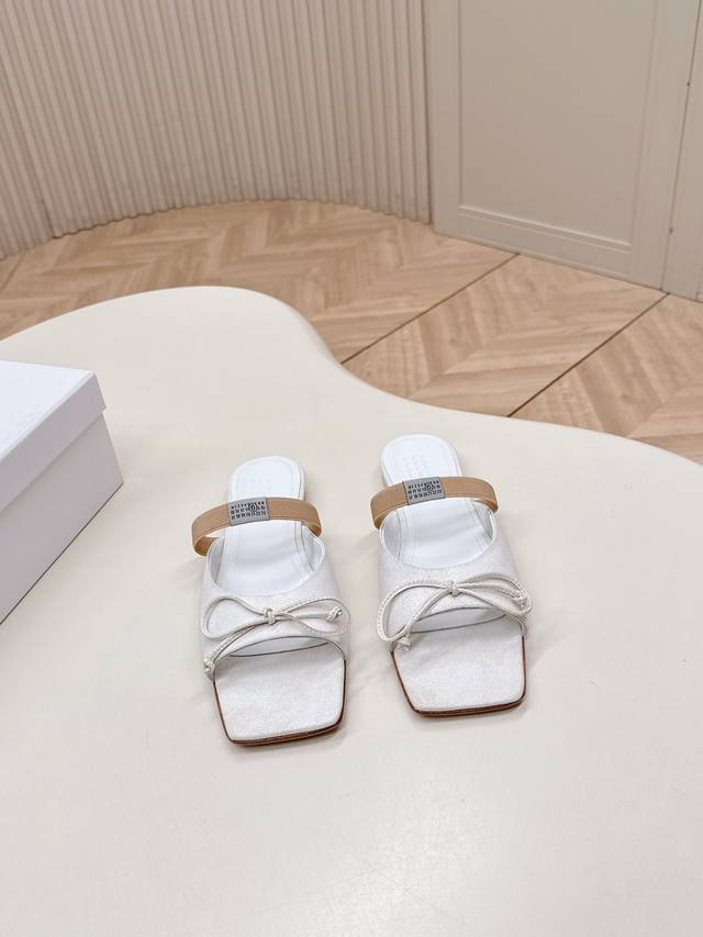 Maison Margiel 26春夏款复古方头弹力带芭蕾鞋高跟鞋凉鞋系列 DDD 采用品牌标志性的贴合脚型的雕塑感轮廓，鞋面柔软且线条流畅，兼顾贴合度与设计感