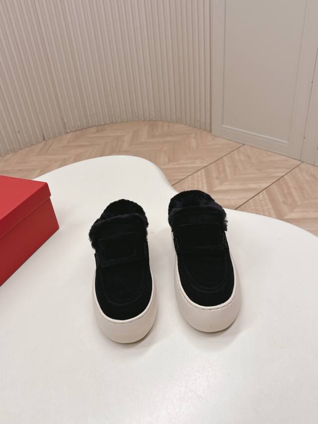 Roge Rvivier罗杰维维亚 Rv 新款Viv Golf钻扣厚底毛毛鞋拖鞋 DDD 超多明星网红种草 简约的设计 极具辨识度的Rv扣巧妙释合都市时尚 鞋面