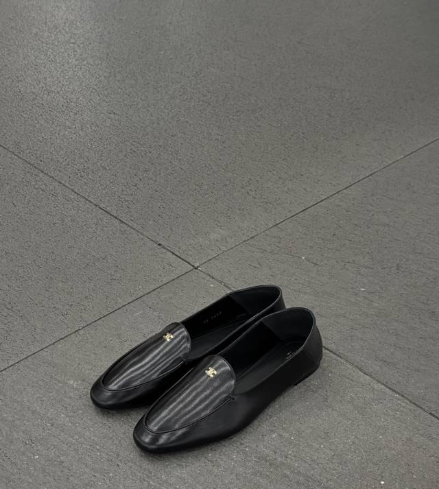 G178Celine 赛琳26Wf新品凯旋门踩跟乐福鞋 DDD 当巴黎左岸的慵懒腔调碰撞随性风潮 DDD 这双乐福鞋以经典鞋型为骨 以踩跟为魂 DDD 鞋身灵魂