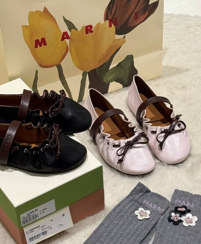 袜子10G027Marni 26芭蕾舞鞋软软糯糯感Jio复古俏皮感鞋身用了褶皱抽绳+木耳边装饰 DDD 搭配棕色绑带和厚底 DDD 既保留了芭蕾舞鞋的优雅，又带