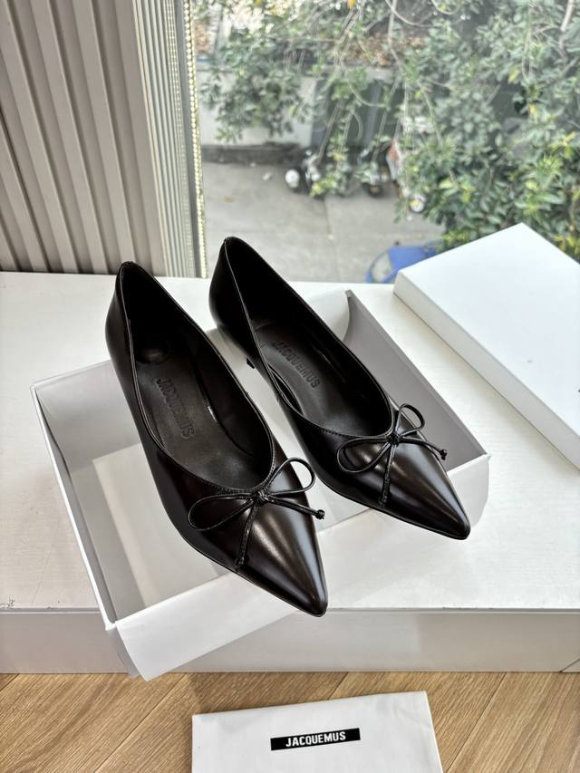 G213Jacquemu* 25Ss蝴蝶结低跟刀割纹尖头单鞋休闲鞋 DDD 尖头鞋型+鞋头细带蝴蝶结装饰，既拉长腿部线条，又自带温柔精致感；鞋身简约流畅，配色都