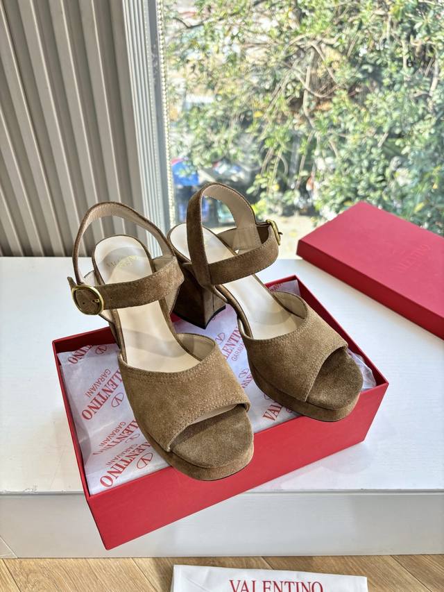 G289所见即所得Valentino华伦天奴经典凉鞋2026春夏Vlogo Signature鞋型线条流畅.版型超赞上脚舒适.增高.显瘦.拉长腿部线条 DDD