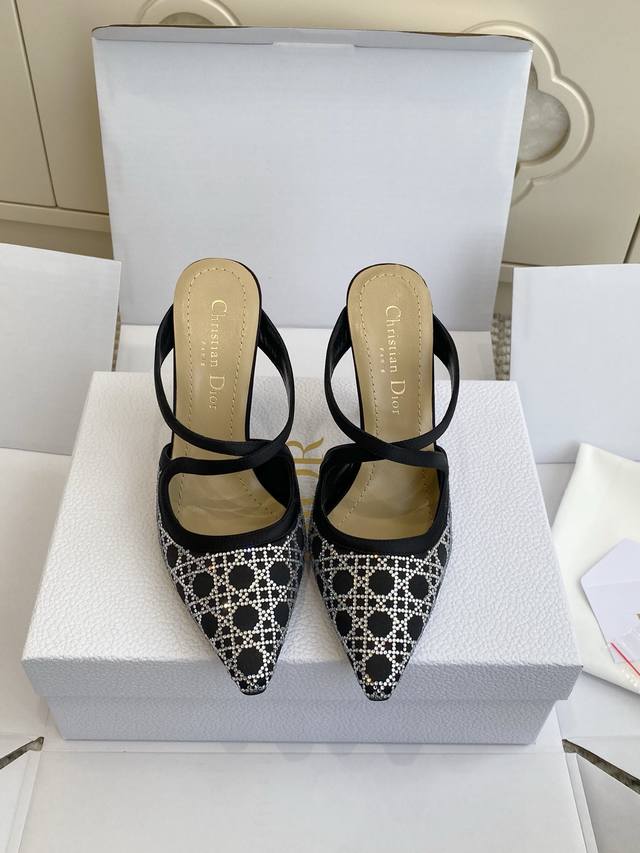 原版飞机盒 DDD 代购级Dior Cd迪奥25Ss春夏Capture璀璨星河系列新品 尖头烫钻交叉带凉拖鞋 DDD 网纱鞋面 搭配经典藤格纹水钻 Blingb