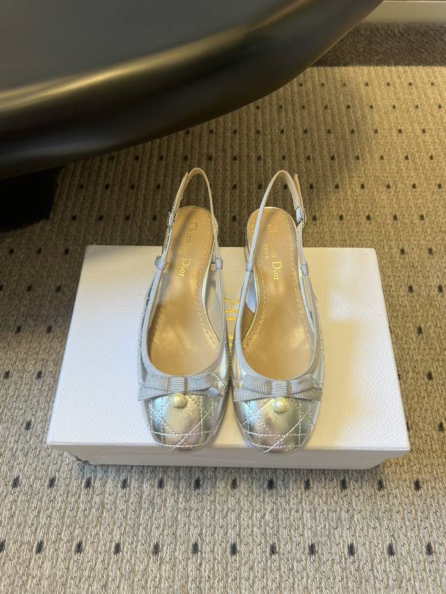 Dio*25Ss 蝴蝶结珍珠坠后绊带单鞋浅口鞋凉鞋 DDD 均为后绊带浅口鞋型，搭配低粗跟，兼顾优雅与穿着舒适度；鞋头为圆润的方头造型，鞋头处装饰有蝴蝶结+珍珠