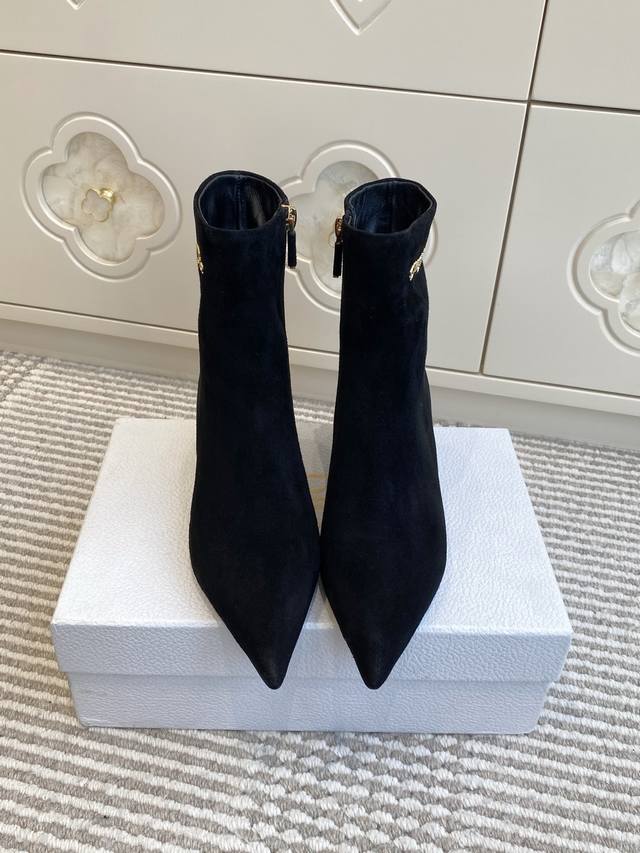 Dior 迪奥2025秋冬新款My Dior系列 高跟尖头侧拉链短靴 及踝靴 DDD 这款 My Dior 带跟及踝靴彰显精致的优雅气质。黑色绒面羊皮革款式，尖