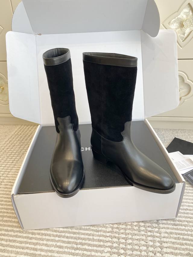 原版盒包装 DDD 代购级Chanel 香奈儿 25A小香 麂皮拼色骑士短靴 中筒靴 DDD 它带着一点西部牛仔的感觉，又带着一点点老钱风的味道，可以驾驭它的各