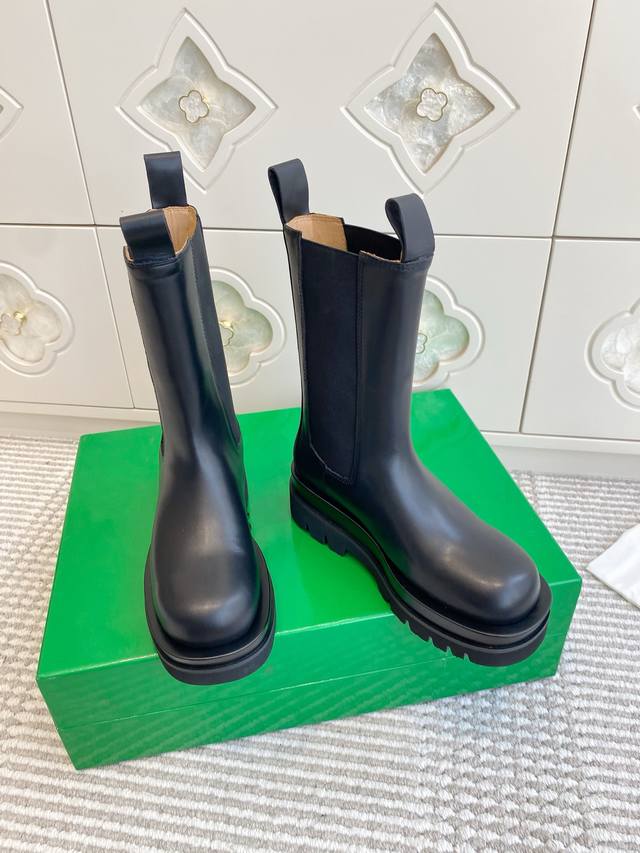 代购级Bv 经典 厚底短靴 烟筒靴 DDD 这款经典厚底短靴实在太好看了，巨显腿长巨显腿细，上脚增高效果超棒 DDD 切尔西短靴设计，两边弹力松紧带包裹性很好，