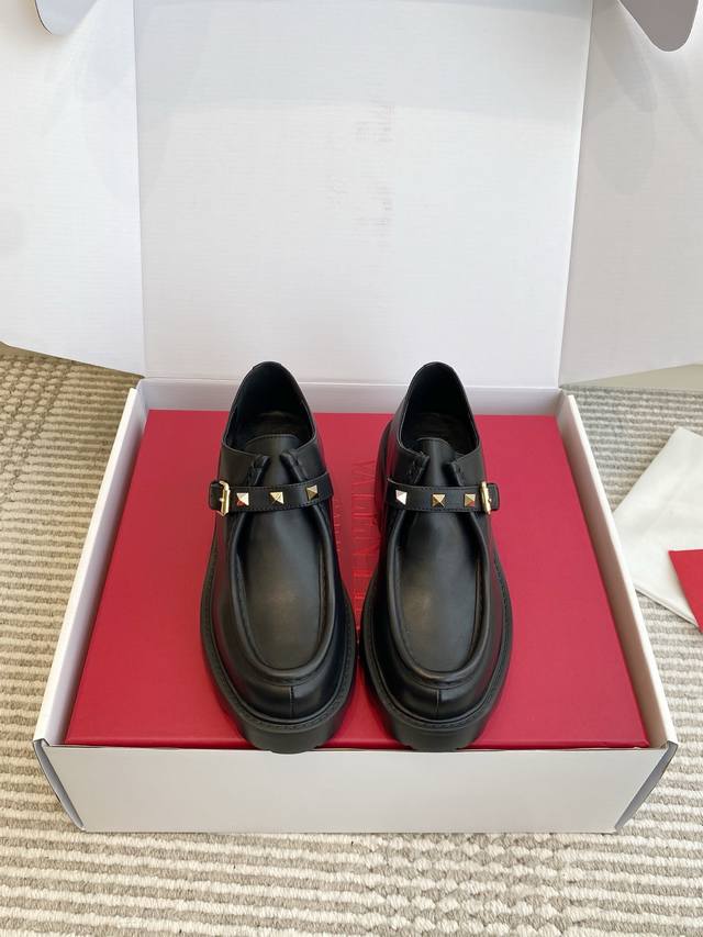 原版盒包装 DDD 代购级 DDD Valentino华伦天奴 铆钉厚底乐福鞋｜顶级代购级别品质 DDD 材质与工艺： DDD 原版小牛皮 DDD 羊皮内里 D