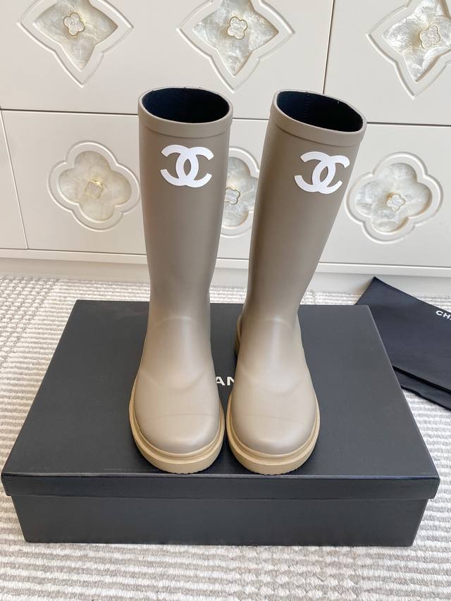 Chanel小香 橡胶防滑雨靴 拼色长筒靴 DDD 采用防水橡胶材质，兼具实用性与耐用性，适配雨天等潮湿场景经典黑白配色+品牌双C标识，风格简约高级，自带轻奢质