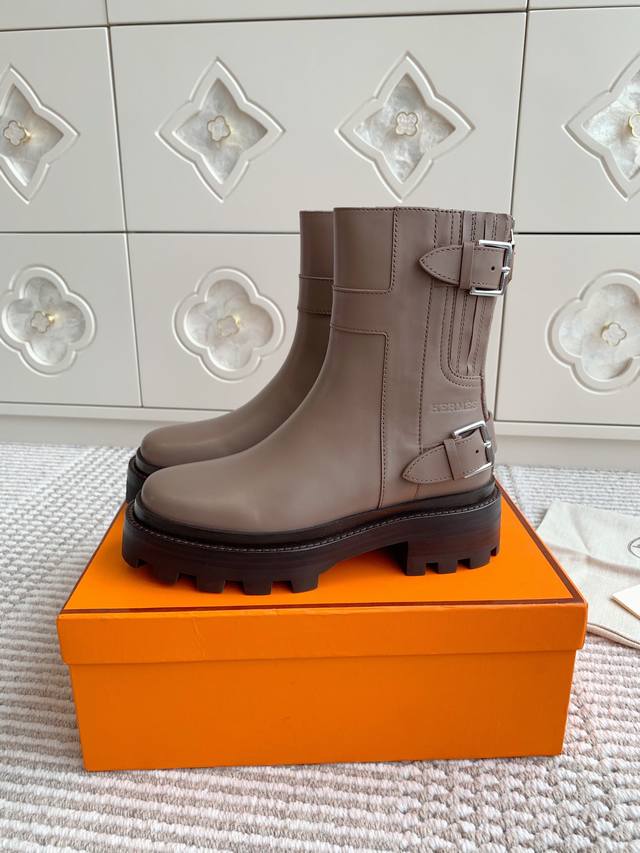 批短靴 长靴 DDD 代购级 DDD Hermes爱马仕24秋冬走秀款皮带扣马丁靴 机车风骑士靴 DDD H家增高神靴 厚底不失质感 皮带扣拼拉链设计 穿脱方便