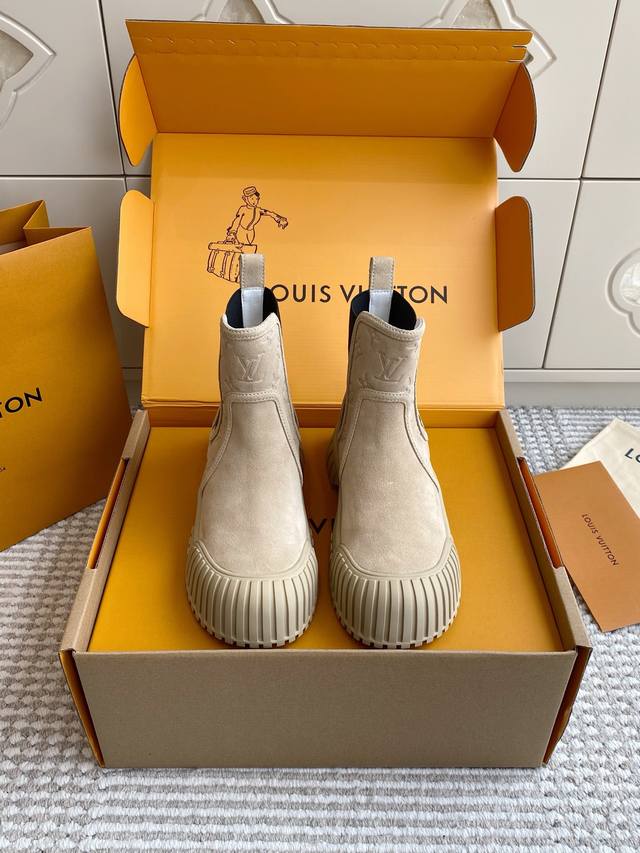 原版盒 DDD 代购级Louis Vuitto* Lv 25Ss Ruby新款厚底老花马丁靴 切尔西短靴 DDD 时尚焦点的不二之选。靴身设计独具匠心，线条流畅