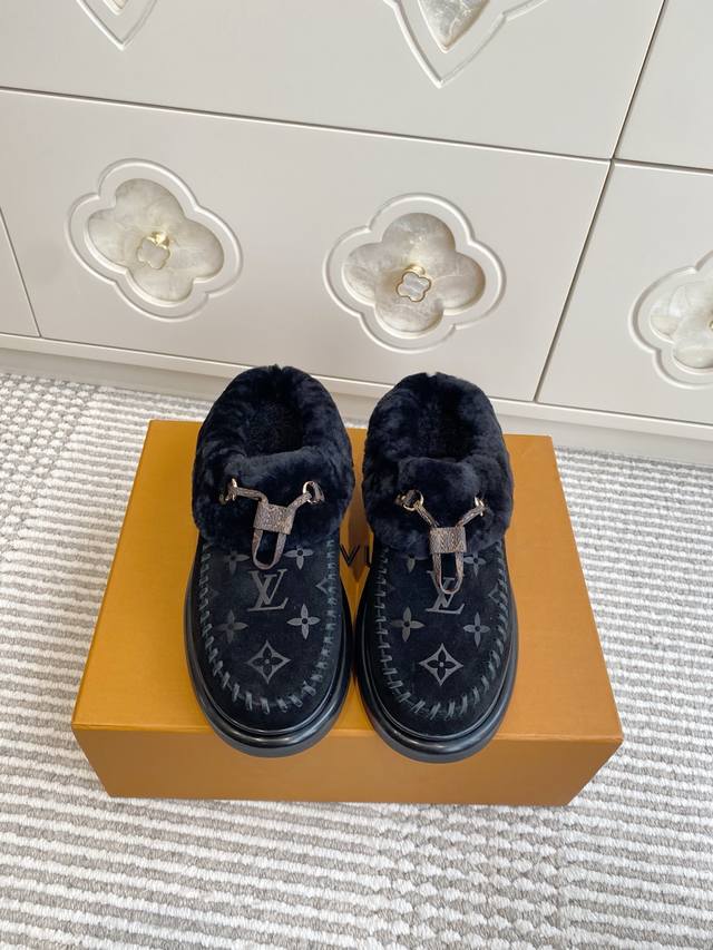 原版盒包装 DDD Louis Vuitto*Lv 秋冬新款羊毛穆勒包头毛毛拖 半拖鞋 DDD 鞋口和内里是厚羊毛填充，包头设计能包裹前脚掌，兼顾保暖与舒适；毛