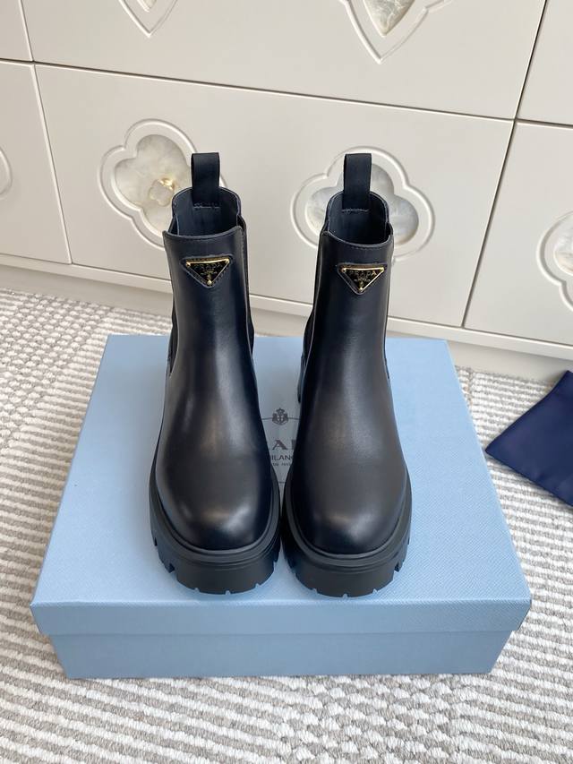 Prada普拉达三角标 齿轮厚底切尔西短靴 DDD 顶级品质 DDD 鞋面：原版一致开边珠牛皮 小牛皮 DDD 内里：羊皮 DDD 50Cm 胎面花纹橡胶大底