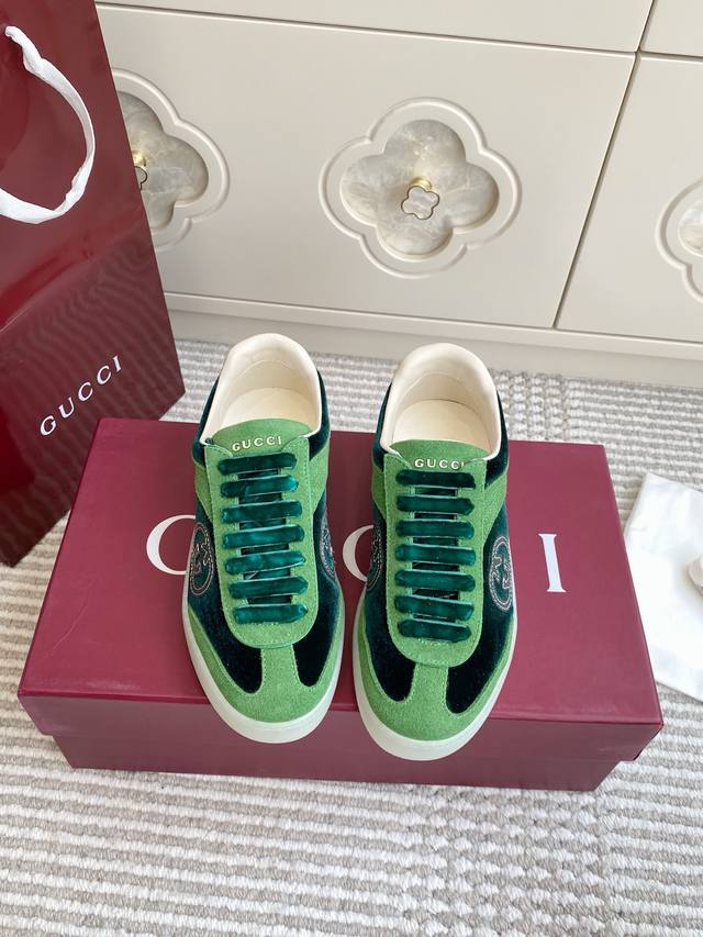 Gucci古驰 Gg 情侣款休闲运动鞋 德训鞋 阿甘鞋 DDD 鞋面采用创新缝线工艺制作 打造如水般的流动质感 皮革设计搭配三维立体互扣式双G皮革贴饰和Gucc