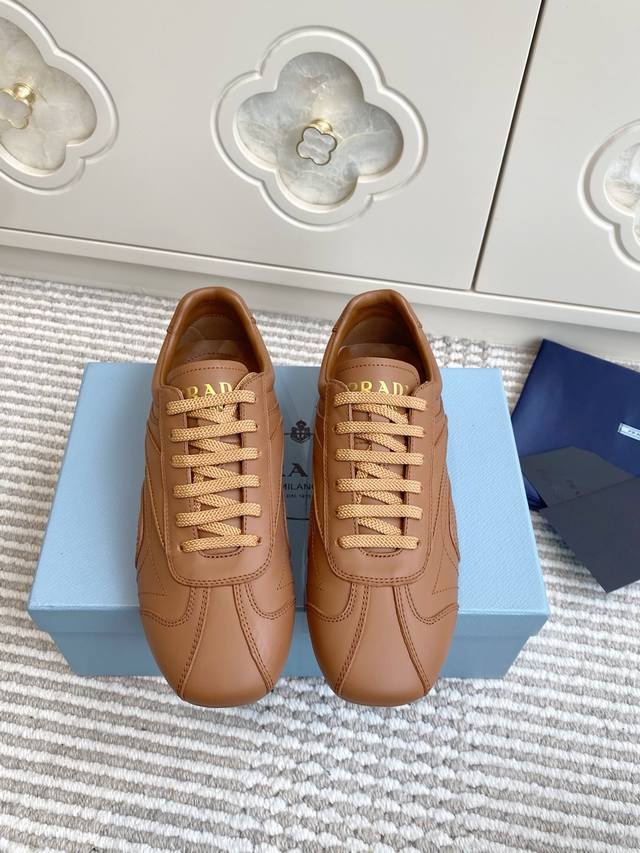 批女 男 DDD Prada 普拉达 25Ss 春夏新款系带休闲运动鞋 德训鞋 DDD 精工制造 缝线均匀 皮质质感一览无余 多色拼接 时尚大方 柔软舒适透气