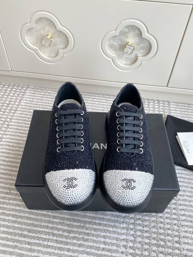 DDD Chanel香奈儿 25Ss 春夏新款专柜顶级休闲款厚底运动鞋 DDD 这款经典设计 鞋面多种工艺电绣的风格；大底却时尚运动；不平凡的拥入了多种配色元素