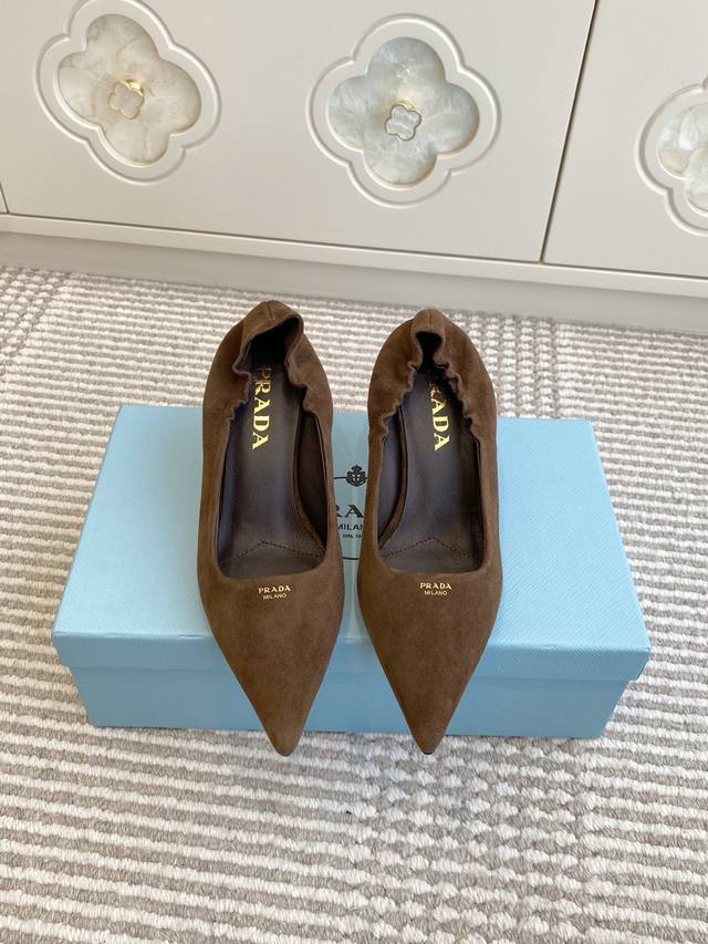 Prada普拉达走秀款高跟尖头单鞋 DDD 顶级品质 DDD 这款高跟鞋配有逗号跟，鞋履重释Prada往昔的设计元素，用橡胶鞋底环绕鞋面，营造出融柔美的尖头廓形