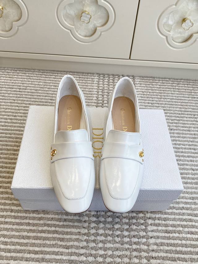 DDD Dior迪奥 25Ss新粗跟Cd乐福鞋 单鞋 DDD 采用漆皮和真皮材质，质感高级且光泽感强；鞋身饰有品牌标志性的金色金属扣，辨识度高，尽显奢华精致格调