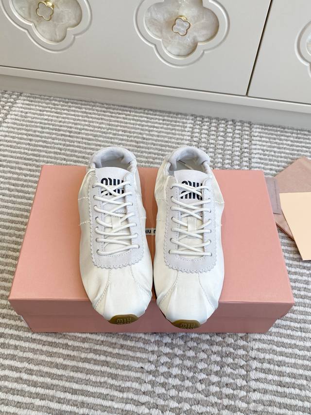 Miu Miu 缪缪 26Wf早春新品绸缎芭蕾舞鞋 德训鞋 DDD 将芭蕾舞鞋与德训鞋的巧妙融合 DDD 既是对经典风格的创新演绎， DDD 也是 Miu少女感