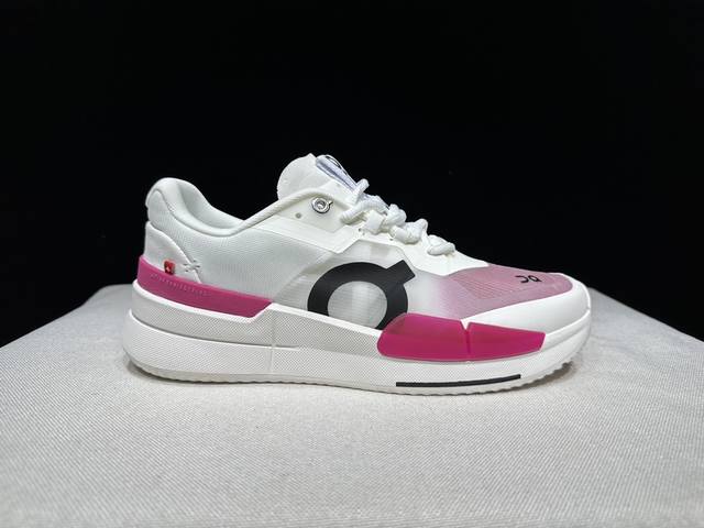 顶级版本On昂跑 The Roger 织物 舒适百搭 减震透气轻便 低帮 生活休闲鞋。白粉 DDD 瑞士高性能运动品牌On打造的此系列作品，鞋面由再生聚酯纤维和