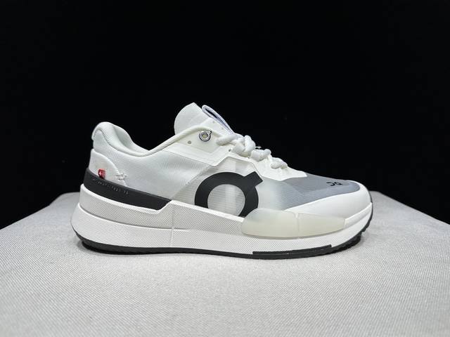 顶级版本On昂跑 The Roger 织物 舒适百搭 减震透气轻便 低帮 生活休闲鞋。白黑 DDD 瑞士高性能运动品牌On打造的此系列作品，鞋面由再生聚酯纤维和