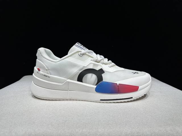 顶级版本On昂跑 The Roger 织物 舒适百搭 减震透气轻便 低帮 生活休闲鞋。白蓝 DDD 瑞士高性能运动品牌On打造的此系列作品，鞋面由再生聚酯纤维和