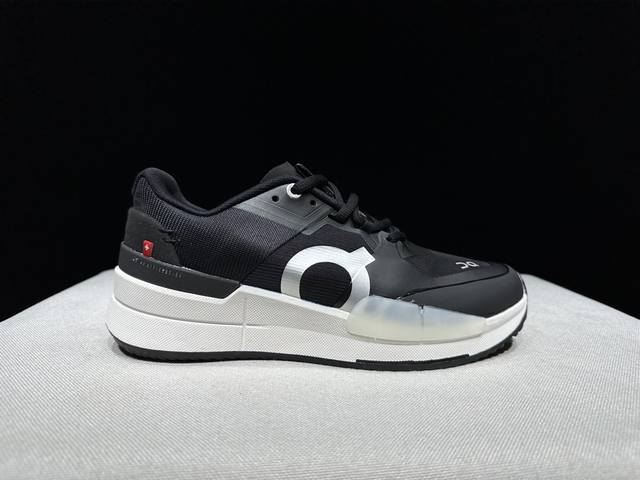 顶级版本On昂跑 The Roger 织物 舒适百搭 减震透气轻便 低帮 生活休闲鞋。黑白 DDD 瑞士高性能运动品牌On打造的此系列作品，鞋面由再生聚酯纤维和