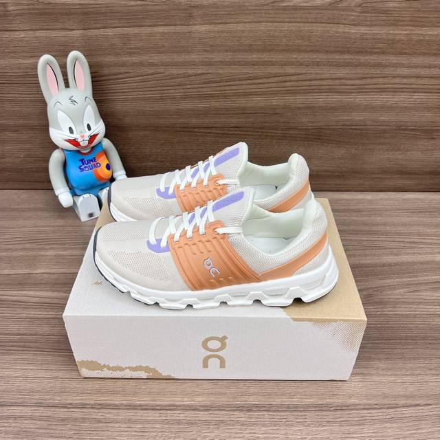 顶级版本On 昂跑Cloudswift Ad低帮舒适跑鞋。 DDD 鞋面采用再生聚酯纤维和网眼布制成，采用独家橡胶鞋底，鞋侧印有On昂跑经典On标志Logo.脚