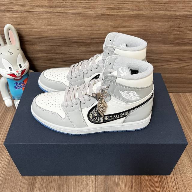 顶级Dior X Air Jordan 1 Low Hi Og “迪奥联名”Aj1 High 高帮休闲篮球鞋。35周年限量款全新联名鞋款选择了Air Jorda