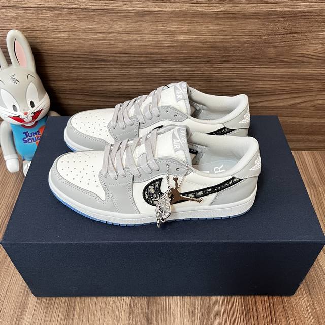 顶级Dior X Air Jordan 1 Low Hi Og “迪奥联名”Aj1 Low 低帮休闲篮球鞋。35周年限量款全新联名鞋款选择了Air Jordan