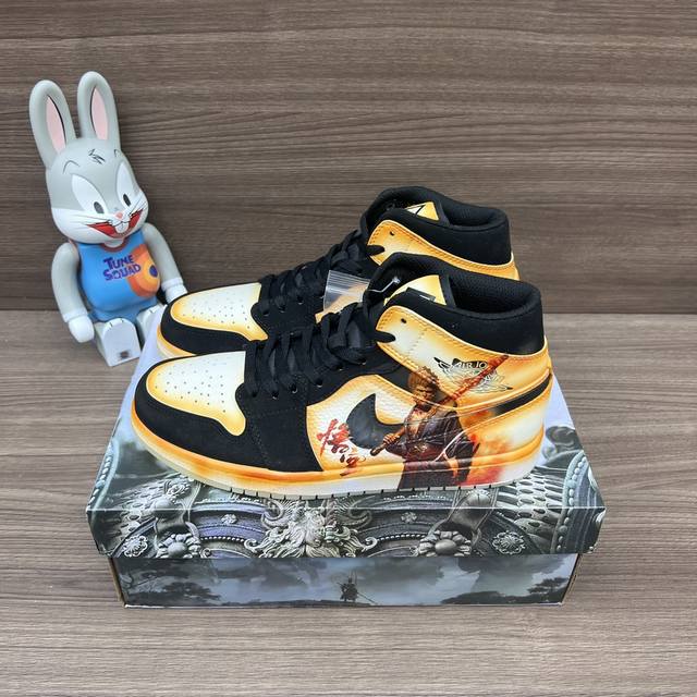 顶级版本Air Jordan 1 Mid 猴王黑悟空原装模原大底 DDD 全鞋原厂制定皮料，手感细正腻确折边工艺 完美节细诠释。 DDD 包装:全套得物配件加固
