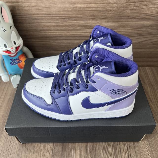 顶级版本Jordan Air Jordan 1 Mid Blueberry 防滑耐磨中帮复古篮球鞋男款白紫。 DDD 码数：36-46码 DDD 编码: Dq8