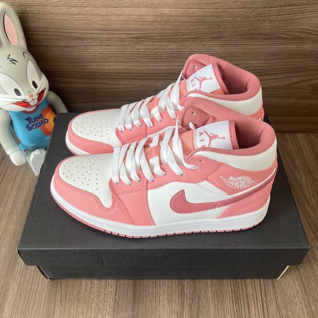 顶级版本Air Jordan 1Mid减震防滑耐磨中帮复古篮球鞋Gs粉白女款。 DDD 码数：36-46码 DDD 编码: Dq8423-616 DDD 全套得