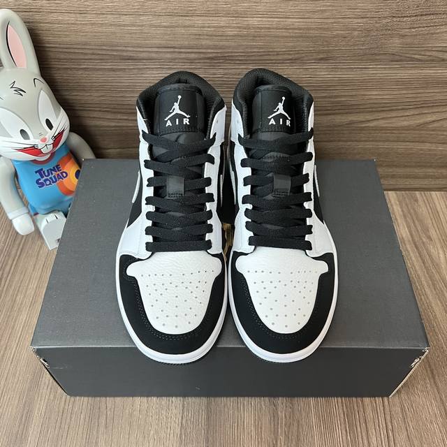 顶级版本Jordan Air Jordan 1 Mid减震防滑耐磨中帮复古篮球鞋男款黑白熊猫。 DDD 码数：36-46码 DDD 编码: 554724-113