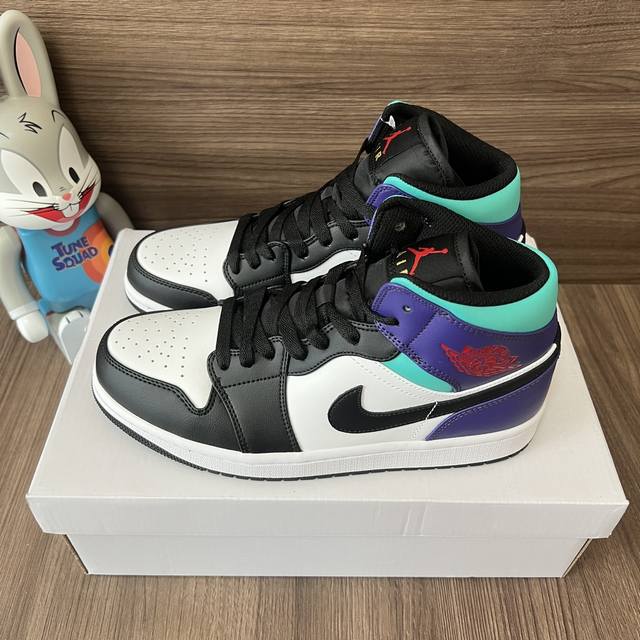 顶级版本Jordan Air Jordan 1 Mid防滑耐磨中帮复古篮球鞋男款黑白紫。 DDD 码数：36-46码 DDD 编码: Dq8426-154 DD