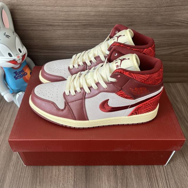 顶级版本Jordan Air Jordan 1 Mid Se Wmns Tiki Leaf 中帮复古篮球鞋女款红白色。 DDD 码数：36-46码 DDD 编码