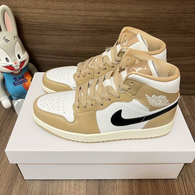 顶级版本Jordan Air Jordan 1 Mid Cacao Wow 耐磨透气中帮复古篮球鞋Gs浅棕褐色 DDD 码数：36-46 含半码 DDD 编码: