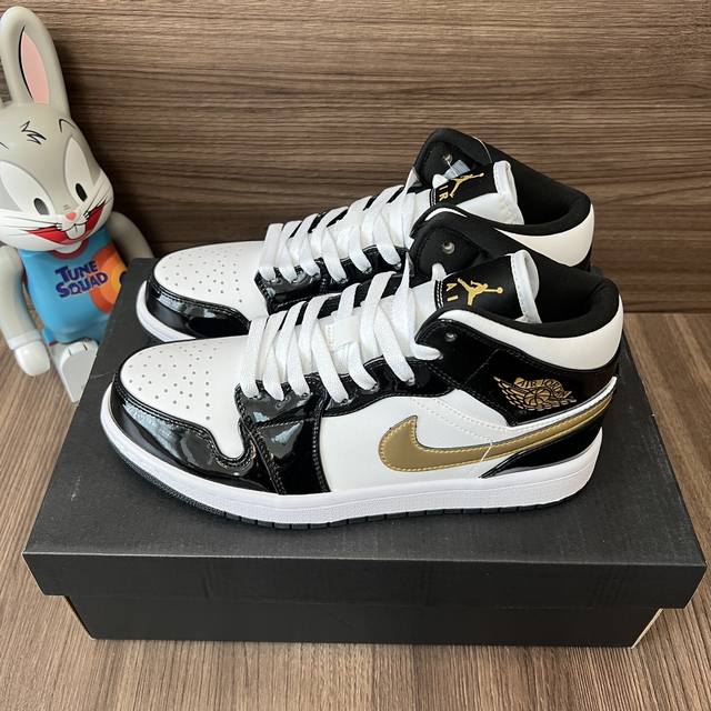 顶级版本Jordan Air Jordan 1 Mid漆皮防滑耐磨中帮复古篮球鞋男款小黑金。 DDD 码数：36-46码 DDD 编码: 852542-007