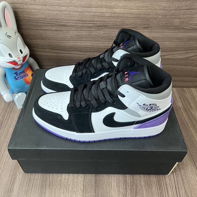 顶级版本Jordan Air Jordan 1Mid Se耐磨防滑中帮复古篮球鞋男款黑白紫。 DDD 码数：36-46码 DDD 编码: 852542-105