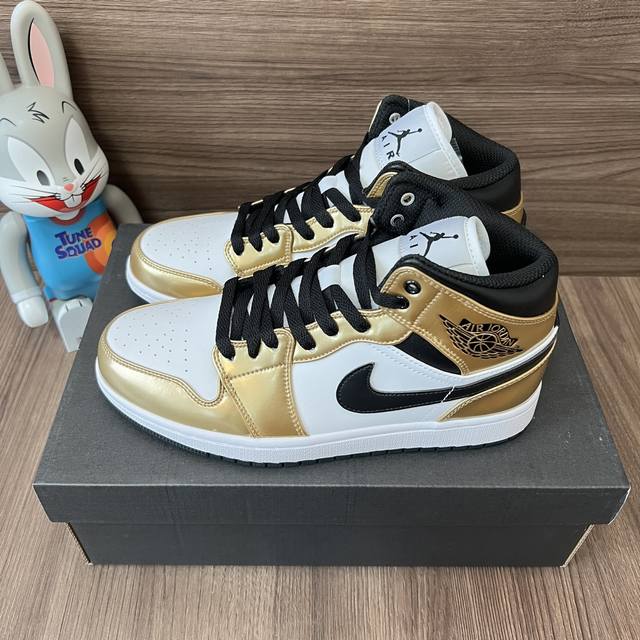 顶级版本Jordan Air Jordan 1 Mid Se Metallic Gold 防滑耐磨中帮复古篮球鞋男款液态金。 DDD 码数：36-46码 DDD