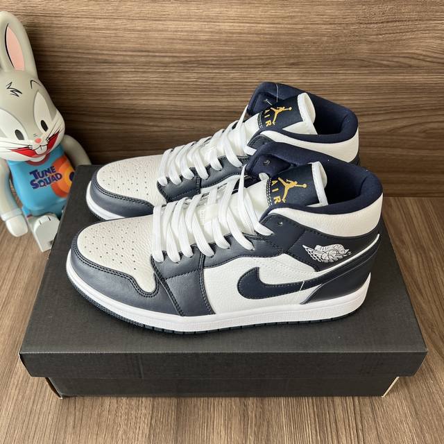 顶级版本Jordan Air Jordan 1 Mid Obsidian中帮复古篮球鞋男女同款黑曜石。 DDD 码数：36-46码 DDD 编码: 554724