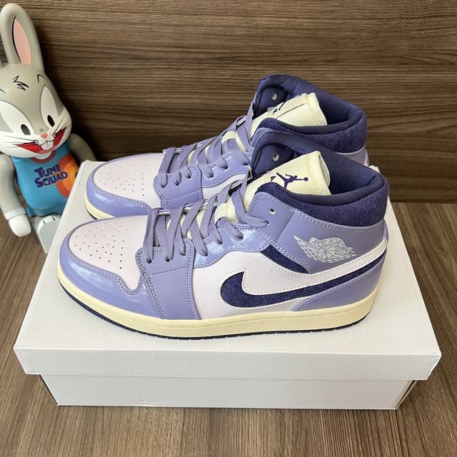 顶级版本Jordan Air Jordan 1 Mid Purple Chenille 防滑耐磨中帮复古篮球鞋男女同款紫色。 DDD 码数：36-46码 DDD