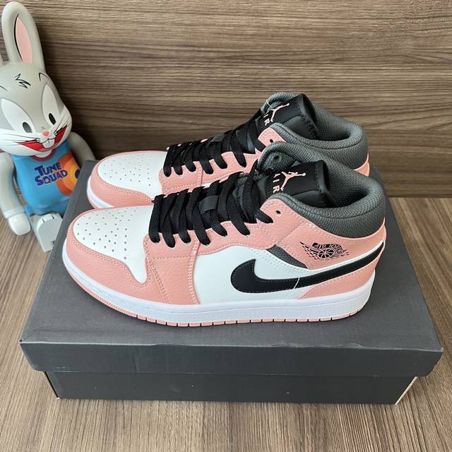 顶级版本Jordan Air Jordan1Mid Pink Quartz 减震防滑耐磨中帮复古篮球鞋Gs粉白黑。 DDD 码数：36-40码 DDD 编码: