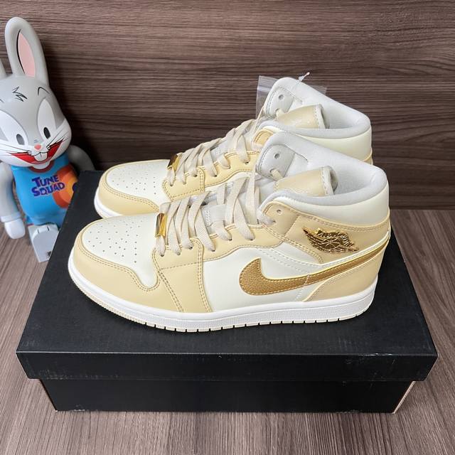 顶级版本Jordanair Jordan1Mid Wmns Pale Vanilla 防滑耐白全球购磨高帮复古篮球鞋黄色。 DDD 码数：36-46码 DDD