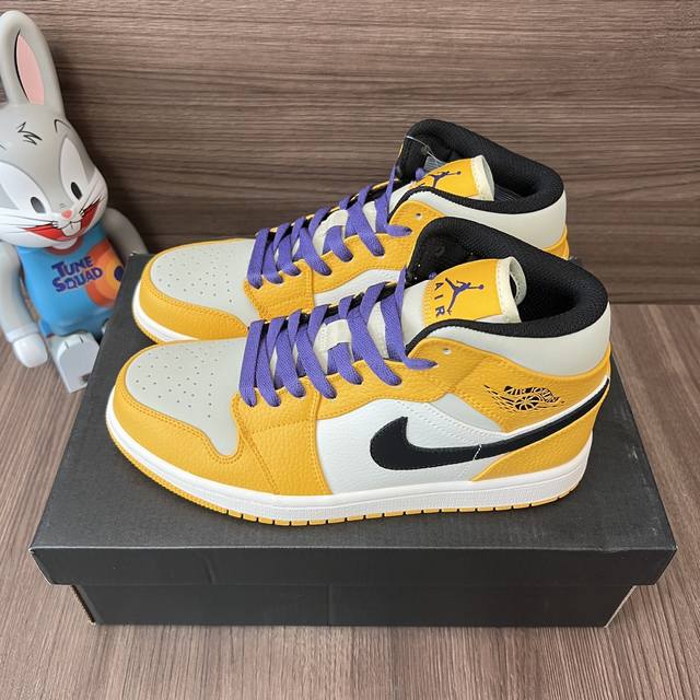 顶级版本Jordan Air Jordan1 Mid Lakers 湖人中帮复古篮球鞋男款紫黄。 DDD 码数：36-46码 DDD 编码: 852542-70