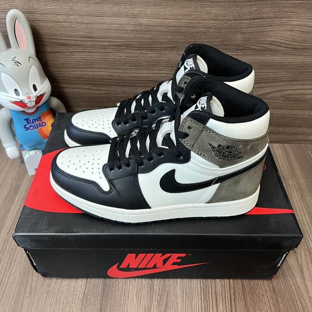 顶级版本Jordan Air Jordan 1 Retro High Og Dark Mocha 合成革小倒钩减震防滑耐磨高帮复古篮球鞋男女同款黑摩卡。 DDD
