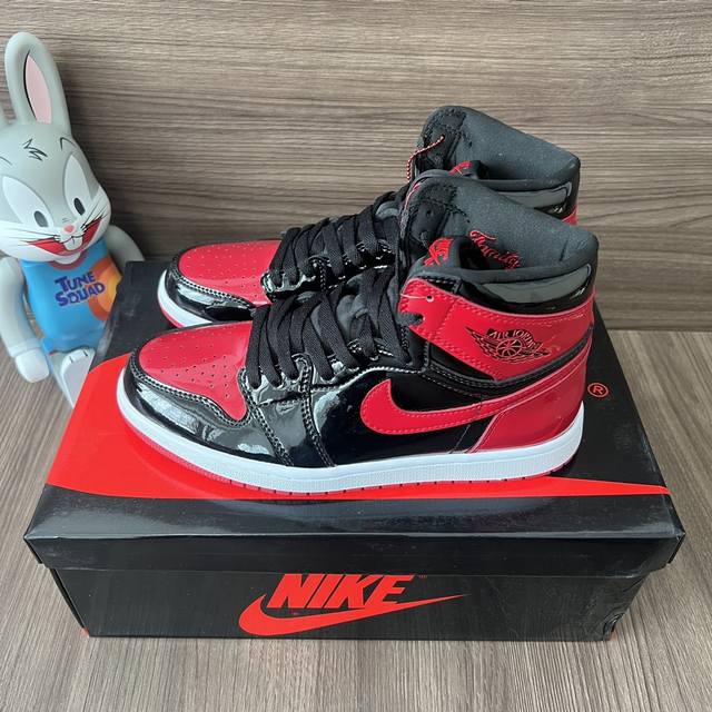 顶级版本Jordan Air Jordan1Og Patent Bred 漆皮减震防滑高帮复古篮球鞋Gs黑红。 DDD 码数：36-47.5码 DDD 编码: