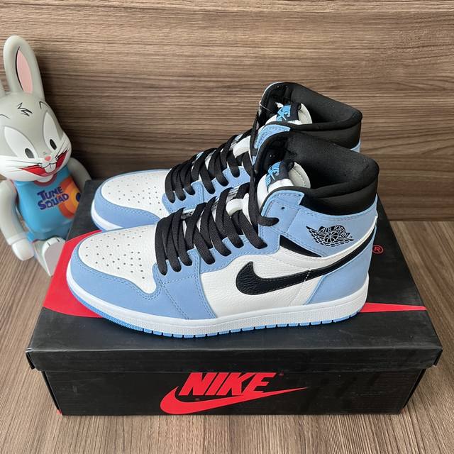 顶级版本Jordan Air Jordan1Retrohighog University Blue 耐磨防滑高帮复古篮球鞋男女同款大学蓝。 DDD 码数：36-