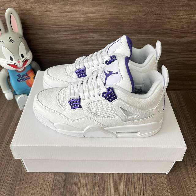 顶级版本Jordan Air Jordan 4Retro Purple Metallic中帮复古篮球鞋男女同款白紫。 DDD 码数：36-46码 含半码 DDD