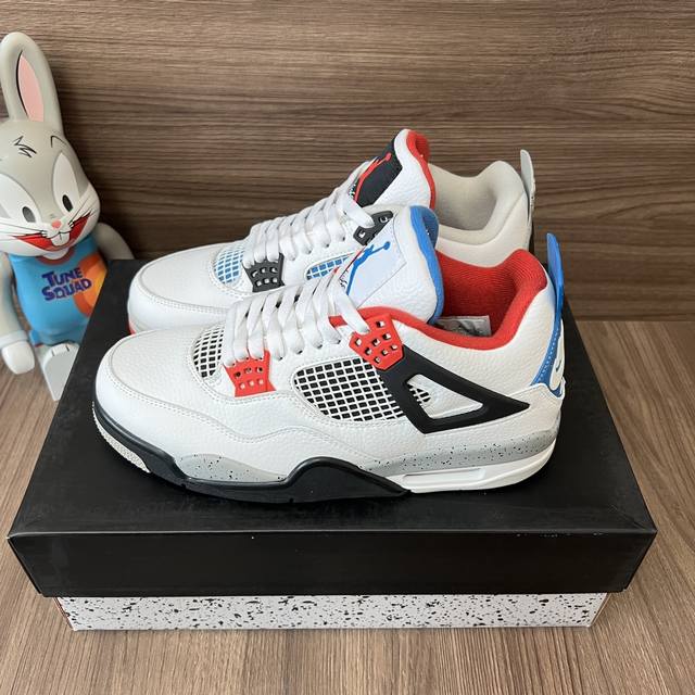 顶级版本Jordan Air Jordan 4 Retro Se What The 4防滑耐磨中帮复古篮球鞋男款红蓝鸳鸯。 DDD 码数：36-46码 含半码